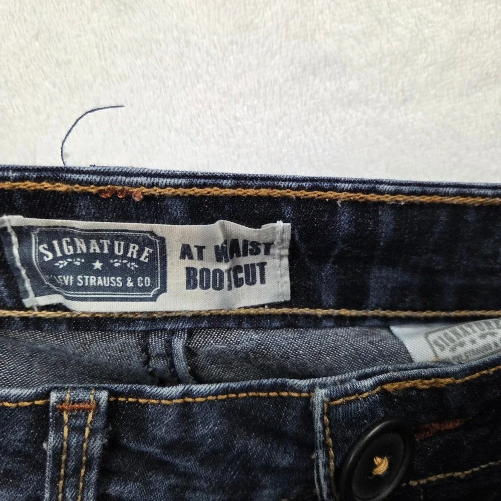 Levi's Signature Bootcut Jeans Womens 8 Short Blue Denim Mid Rise Excellent
